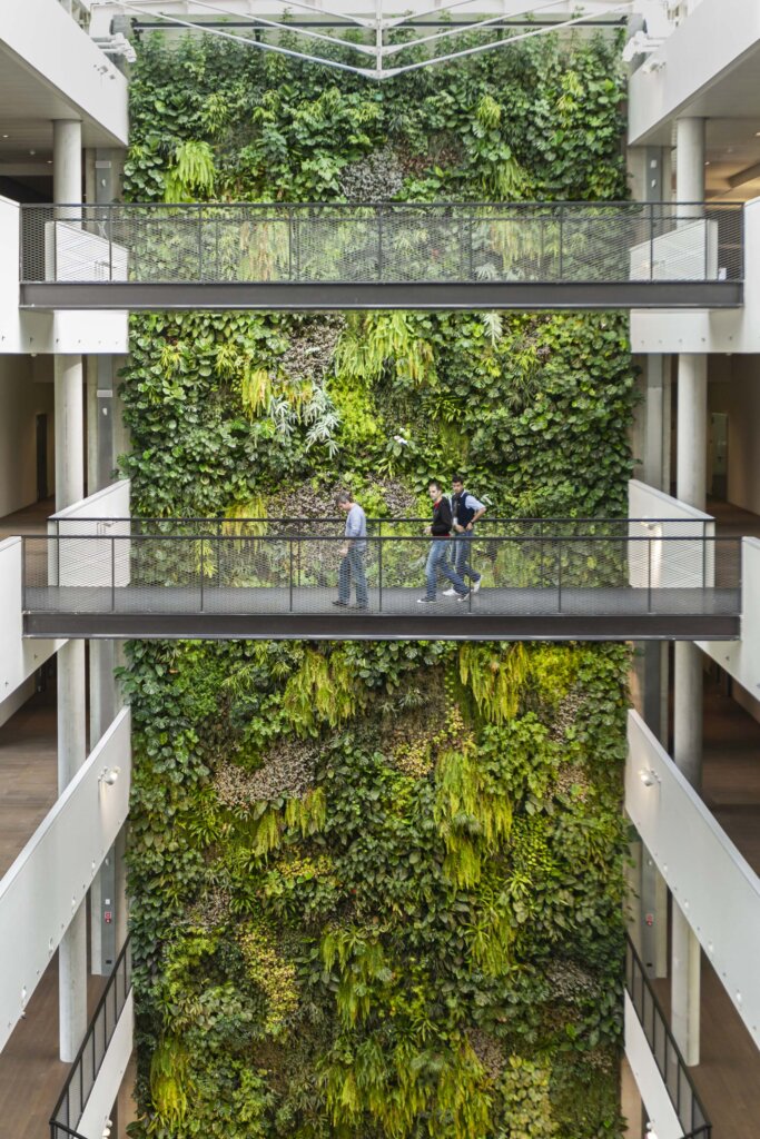 Il giardino verticale realizzato dall'azienda Sundar Italia presso il Diesel Village di Breganze, Vicenza.