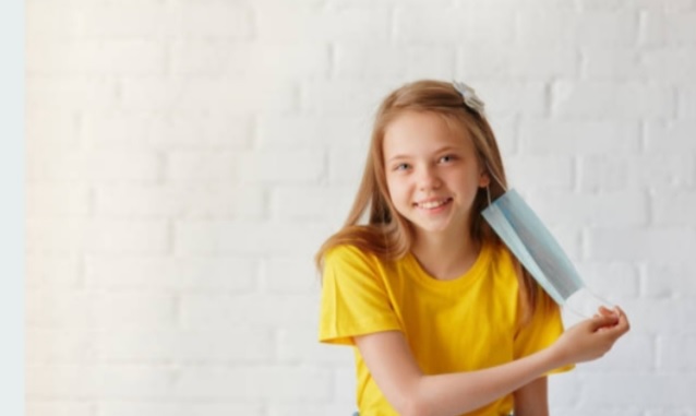 Bambina che toglie mascherina