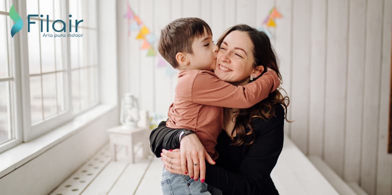 mamma con figlio felici