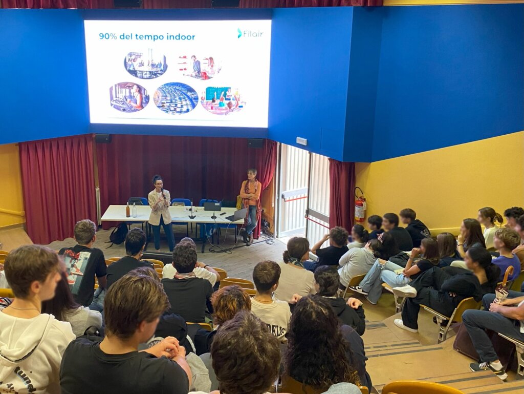 Gloria mentre introduce l’argomento della qualità dell’aria indoor ai ragazzi