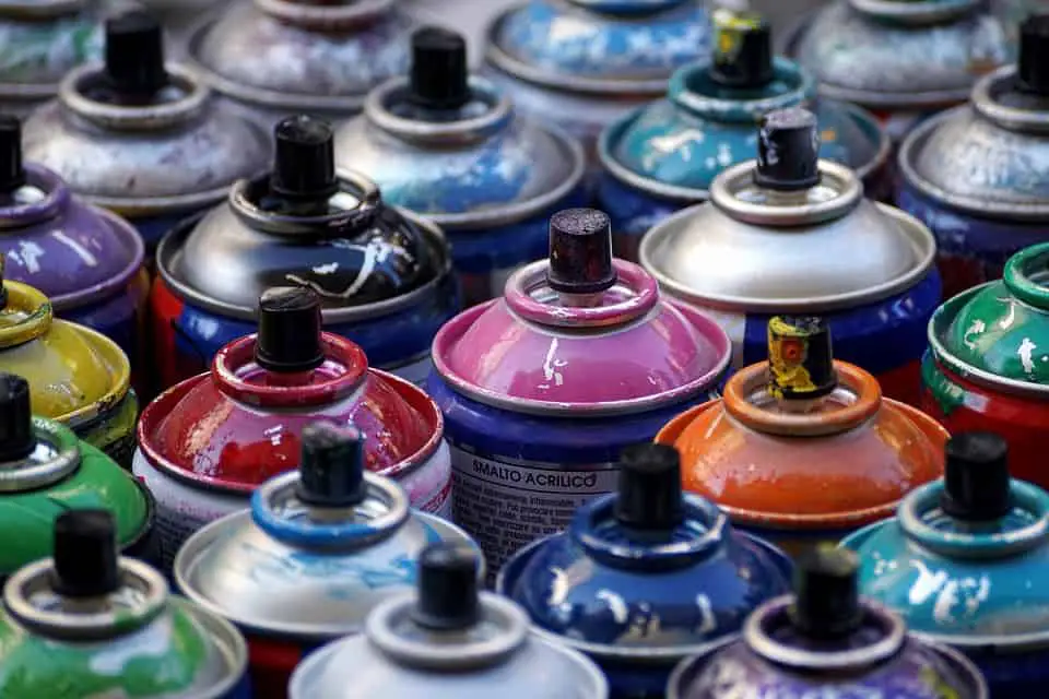 Bombolette di vernice spray classificate come sorgente di composti organici volatili